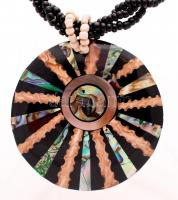Paua kagyló gyöngyház mozaik függő gyöngysorral/
paua pendant with necklet