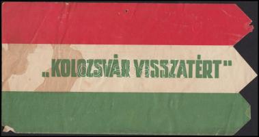 cca 1940 "Kolozsvár visszatért" feliratú piros-fehér-zöld papírzászló.