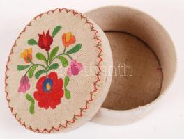 Hímzett dobozka (d: 13 cm) és könyvborító