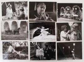 cca 1940-1970 Filmjelenetek, filmszínészek különféle magyar filmekből, némelyik feliratozva, 33 db, 9x12 cm.