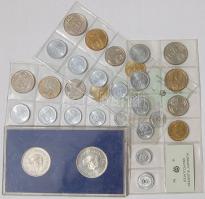 Hagyaték tétel nagyalakú plüsstálcás pénzkofferben (lezárható, 2db kulccsal), régi és új, 107db, ben...