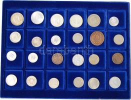 Hagyaték tétel nagyalakú plüsstálcás pénzkofferben (lezárható, 2db kulccsal), régi és új, 107db, ben...