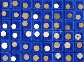 Hagyaték tétel nagyalakú plüsstálcás pénzkofferben (lezárható, 2db kulccsal), régi és új, 107db, ben...