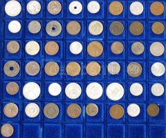 Hagyaték tétel nagyalakú plüsstálcás pénzkofferben (lezárható, 2db kulccsal), régi és új, 107db, ben...