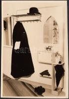 cca 1930-1940 Bergsmann Pál: Előszoba, vintage fotó, jelzetlen, a szerző hagyatékából, 5x8 cm.