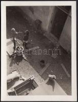 cca 1930-1940 Bergsmann Pál: Udvaron, vintage fotó, jelzetlen, a szerző hagyatékából, 5x4 cm.