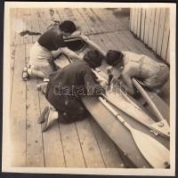 cca 1930-1940 Bergsmann Pál: Indulás előtt, vintage fotó, jelzetlen, a szerző hagyatékából, 5x5 cm.