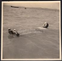 cca 1930-1940 Bergsmann Pál: Balatoni lebegés, vintage fotó, jelzetlen, a szerző hagyatékából, 5x8 cm.