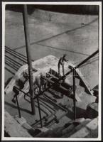 cca 1930-1940 Bergsmann Pál: Vízcsövek, vintage fotó, jelzetlen, a szerző hagyatékából, 5x8 cm.