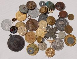 Kis hagyaték tétel 41db többnyire klf plakett, emlékérme, kitűző, kitüntetés, bárca, zseton régi és ...
