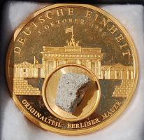 NSZK 1990. "Német Egység" aranyozott nagy Br plakett eredeti darabbal a berlini falból! Tanúsítvánnyal, díszdobozban T:PP