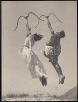 cca 1930-1940 Szőllősy Kálmán (1887-1976): Arató Éva és Pásztor János ugrása, vintage fotó, pecséttel jelzett, 22x17 cm.