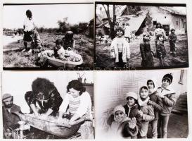 1970-1990 Roma életformák Magyarországon, különböző helyszíneken készített szociofotók, 17 db, / 1970-1990 Gipsy scenes in Hungary, 17 socio photos 13x18 cm.