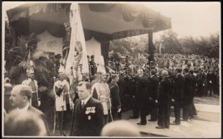 cca 1930 Budapest, Margit sziget: Horthy Miklós vitézeket avat Schäffer fotólap / cca 1930 Horthy awards Vitéz-es photo card