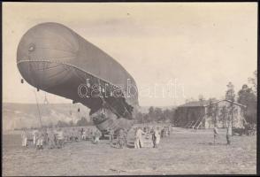 cca 1914-1918 Katonai léghajó indításra való felkészítése a reptéren / military airship before departure, 7x11 cm.