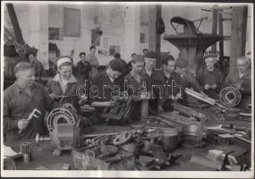 1954 Tiszavölgyi József: Szocialista brigád egy gépműhelyben, vintage fotó, pecséttel jelzett, 16x24 cm.