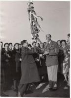 1954 Bojár Sándor vintage felvétele egy sportünnepségről, a Képes Sport archívumából, pecséttel jelzett, 24x17 cm.