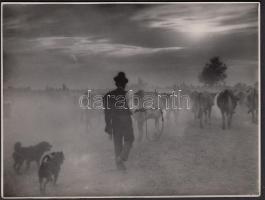 cca 1930-1940 Dulovits Jenő (1903-1972): Hazafelé, vintage fotóművészeti alkotás, pecséttel jelzett, 8x11 cm.