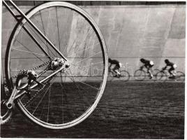 cca 1970-1980 Gebhardt György (1910-1993): Versenypályán, vintage fotóművészeti alkotás, jelzetlen, a szerző hagyatékából, 18x24 cm.