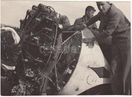 1938 Jermy László: Repülőgép szerelők, vintage fotóművészeti alkotás, jelzetlen, a szerző hagyatékából, 12x17 cm.