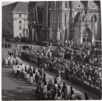 1939 Járai Rudolf (1913-1993): Szent István napi körmenet, Budapest, vintage fotóművészeti alkotás, feliratozva, a szerző hagyatékából, 18x18 cm.