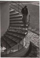 cca 1930-1940 Osoha László: Lépcsőn lefelé, vintage fotóművészeti alkotás, pecséttel jelzett, 20x14 cm.