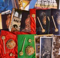 35 db modern képeslap a magyar koronázási jelvényekről, parlamentről, Pannonhalma leporello és 2 db ...