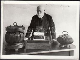 cca 1930-1939 Bláthy Ottó (1860-1939) a két őstranszformátorral, feliratozva, 9x12 cm.