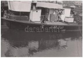 cca 1930-1940 Reich Péter Cornel: Az 5020-as állóhajó, vintage fotó, jelzetlen, a szerző hagyatékából, 21x30 cm.