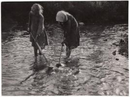 1938 Sevcsik Jenő: A patakban, vintage fotó, jelzetlen, a szerző hagyatékából, 18x24 cm.