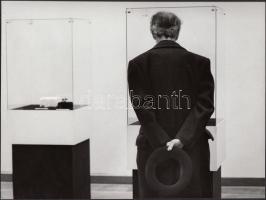 1975 Horváth Péter: Érdeklődés, bemutatva a Magyarország ma című fotókiállításon 1975-ben, a Magyar Munkásmozgalmi Múzeumban, 17x23 cm.