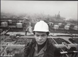 1975 Féner Tamás: Százhalombattai mérnök, bemutatva a Magyarország ma című fotókiállításon 1975-ben, a Magyar Munkásmozgalmi Múzeumban, 17x23 cm.