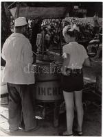 cca 1950-1960 Málnaszörpös, vintage fotóművészeti alkotás, jelzetlen, 24x18 cm.