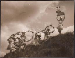 1930 Vajda: Júlia szép leány, vintage fotó Szentpál Olga tánccsoportjáról, feliratozva, 10x13 cm.