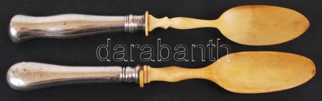 2 db csont salátás kanál antik ezüst (Ag) nyéllel, rajta 1886-os, 13 latos bécsi ezüstjelzés /  2 salad spoons with antique silver handle with Viennese 13/16 lothing (813) purity hallmark from 1886, 25 cm, br: 120 gr