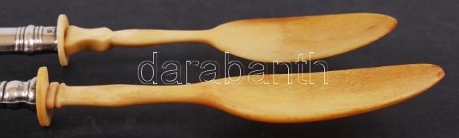 2 db csont salátás kanál antik ezüst (Ag) nyéllel, rajta 1886-os, 13 latos bécsi ezüstjelzés / 
2 sa...