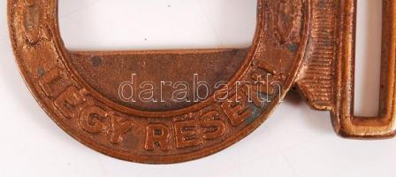 Vegyes réz tétel (4  db): Réz övcsatok, köztük cserkész övcsat, egy fokos