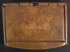 Fém cigarettatárcák, szelence, levél alakú réz tálkák és egy cigarettatárca