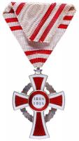 1914. "A Vörös Kereszt II. Osztályú Díszjelvénye hadidíszítménnyel" fémjelzett ezüst és zo...