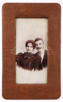cca 1910 Házaspár, kemény hátú fotó bőr keretben, fotóméret: 9x19 cm, keret: 27x17 cm.