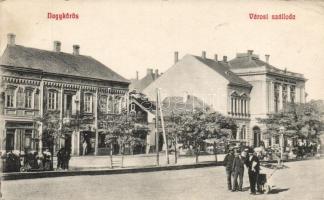 Nagykőrös, Városi szálloda; Bazsó Lajos kiadása (EB)