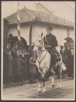 1938 Felvidéki bevonulás. Horthy Miklós átlovagol a trianoni határon. Schäffer fotó. (Kis saroktörés) /  1938 Entry to Northern-Hungary Horthy crossing the Trianon border 18x24 cm