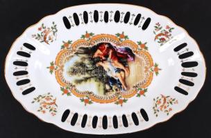 Historizáló jelenetet ábrázoló modern porcelán dísztál, díszdobozban / Modern plate on original box 23x15 cm