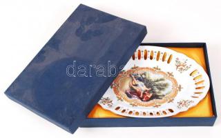 Historizáló jelenetet ábrázoló modern porcelán dísztál, díszdobozban / Modern plate on original box ...