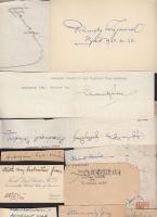 Közismert írók, művészek aláírása papírlapokon, többek között Pilinszky Zsigmond énekes, Gyallay Dominik újságíró, Reményik Sándor Költő, Xantus Gyula festő és Fáy Aladár festő-grafikus, Heintz Henrik festő aláírásával.