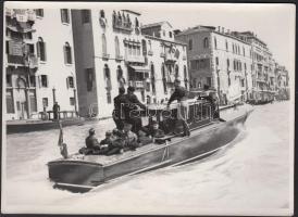1937 Schuschnigg osztrák kancellár Velencében Mussolinival várost néz / 1937 Schcuschnigg Autrian chancelor in Venice with Mussolini photo 18x13 cm