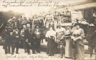 1915 Nagyszeben, Vasútállomás, menetszázad / travelling Hungarian soldiers at the railway station, photo