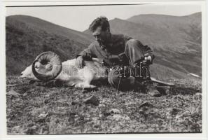 1935 Széchenyi Zsigmond Alaszkában, vadászzsákmánnyal, későbbi nagyítás, 10x16 cm