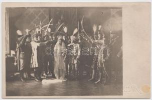 cca 1910-1920 Kolozsváron készült, esküvői fotók, díszmagyarba öltözött, kivont karddal ünneplő nász...