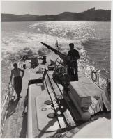 cca 1960-1965 Tűzoltóhajó a Balatonon, két vízágyúval felszerelve, 21x17 cm